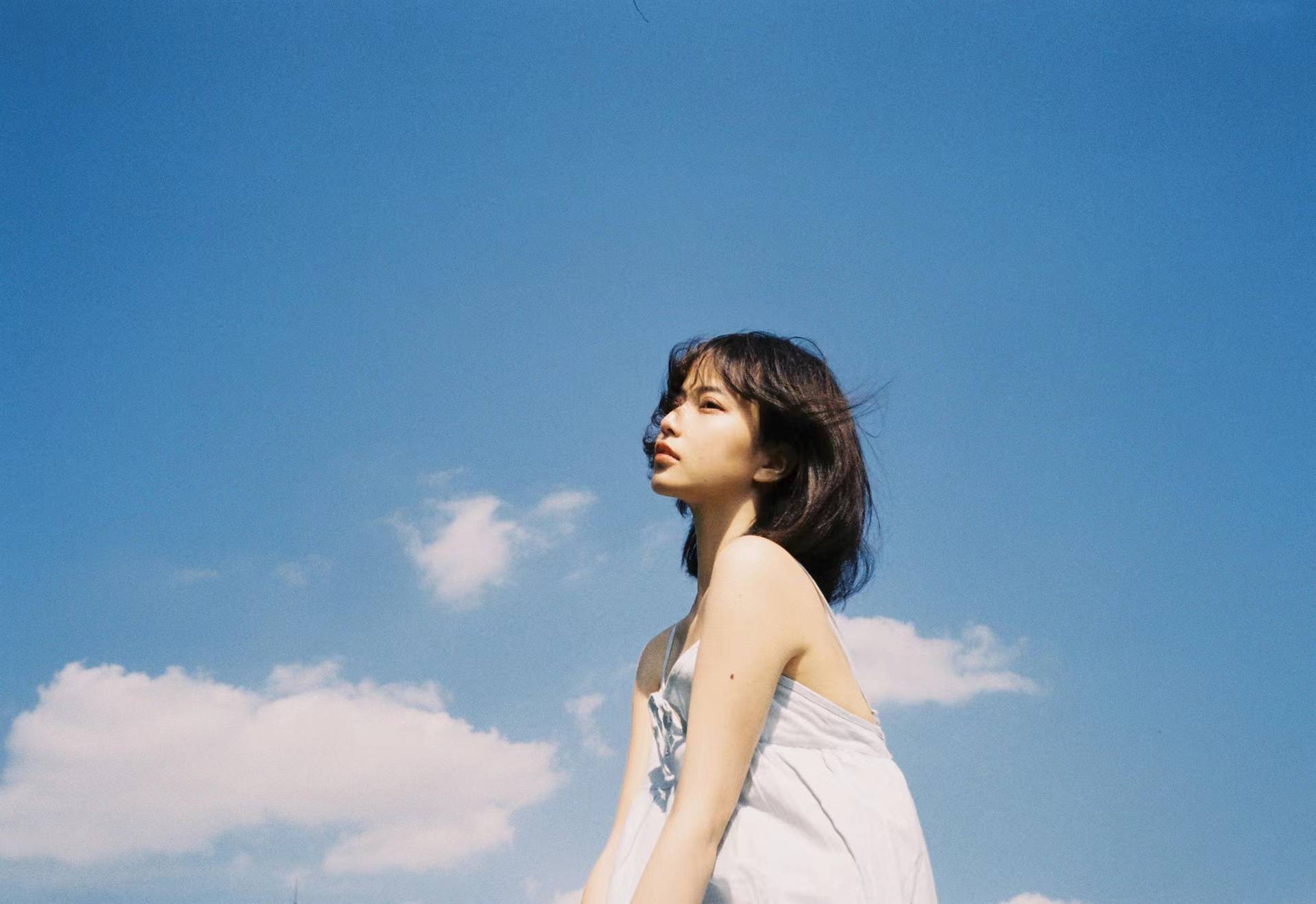 下面的模特一般,在保证安全的前提下倚靠在栏杆上,自下而上的仰拍人物