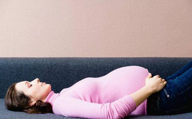 孕中期以后,如果孕妇睡觉经常翻身,胎儿可能要吃三种苦头