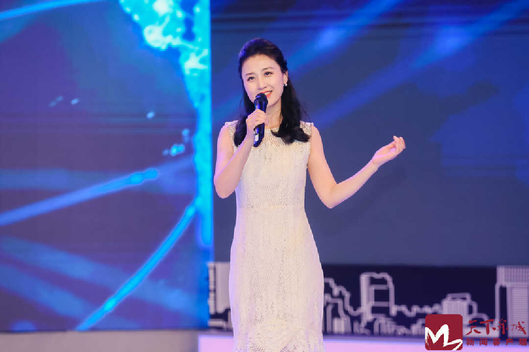 济南广电知名主持人和专业演员们通过6组表演串烧形式发布绿色消费