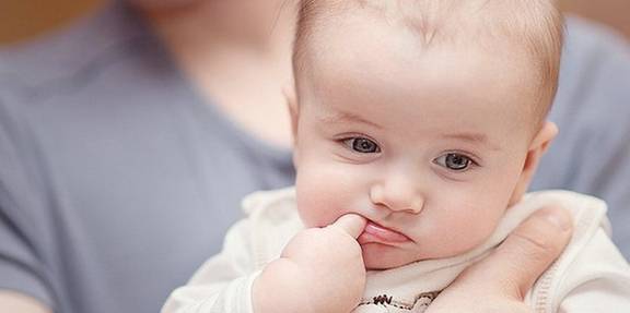婴儿吮吸手指有好处？吮吸手指和不吸手指的宝宝，长大后区别很大