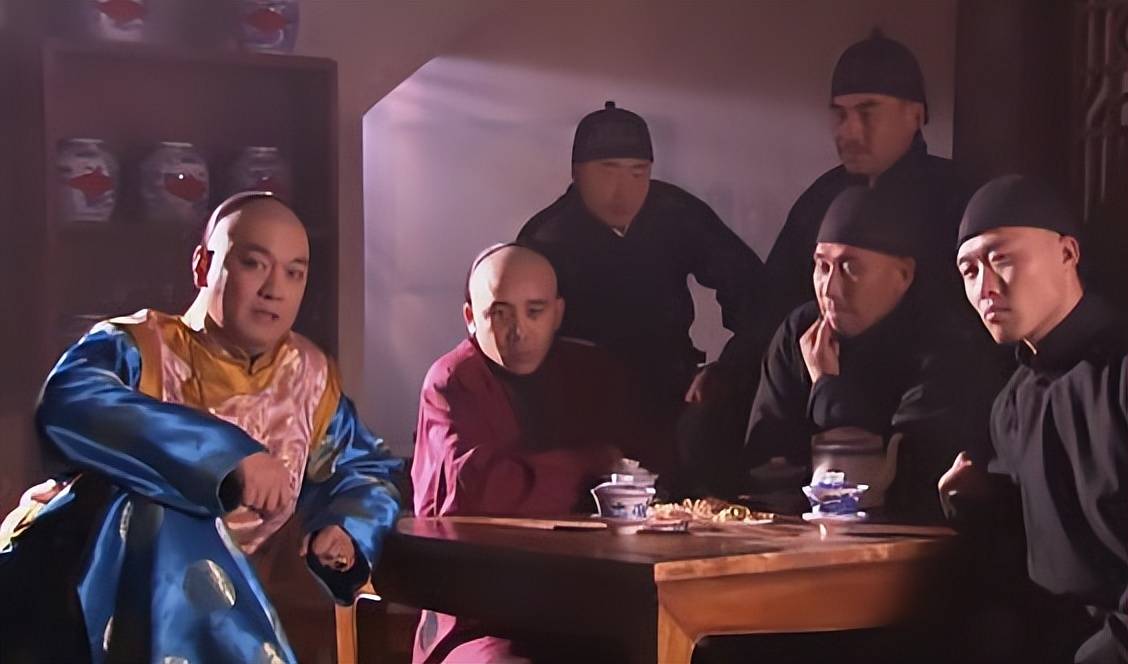 贵武在神机营里有一份差事,但是他却借着这个职位狐假虎威,整天横行