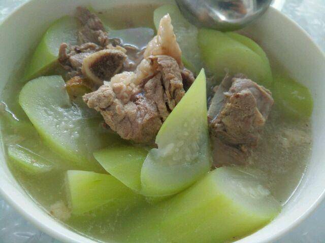 瓠子和棒骨一起炖汤,香而不腻,滋润去燥,很不错._葫芦_骨头_热量