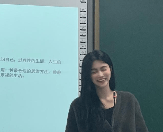 武汉大学“美女老师”走红，笑起来像明星，网友纷纷喊话要上武大