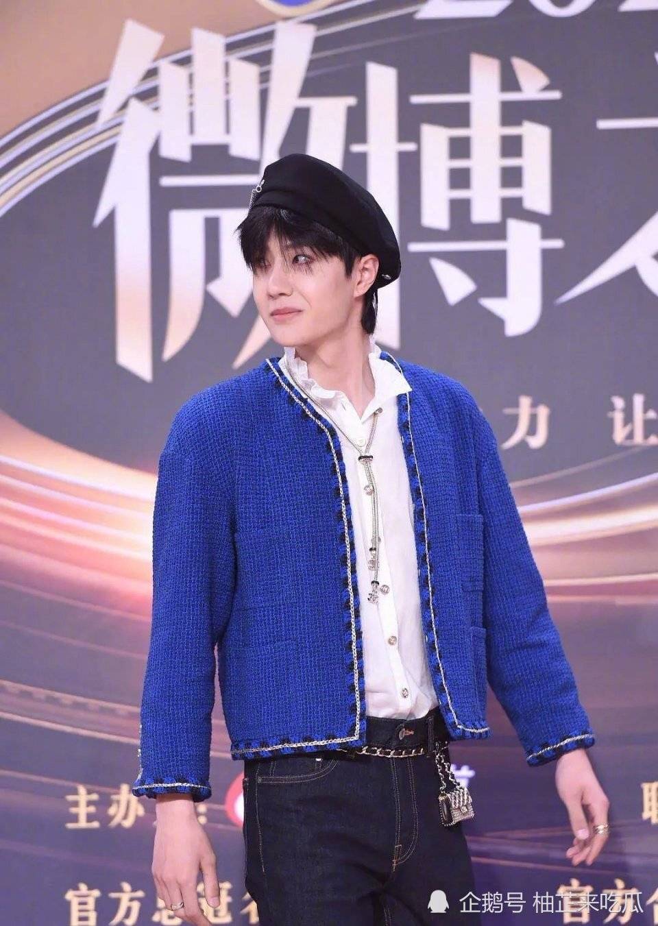 微博之夜流量盛宴,王一博身着蓝色女装却遭网友吐槽,来看看成功驾驭了