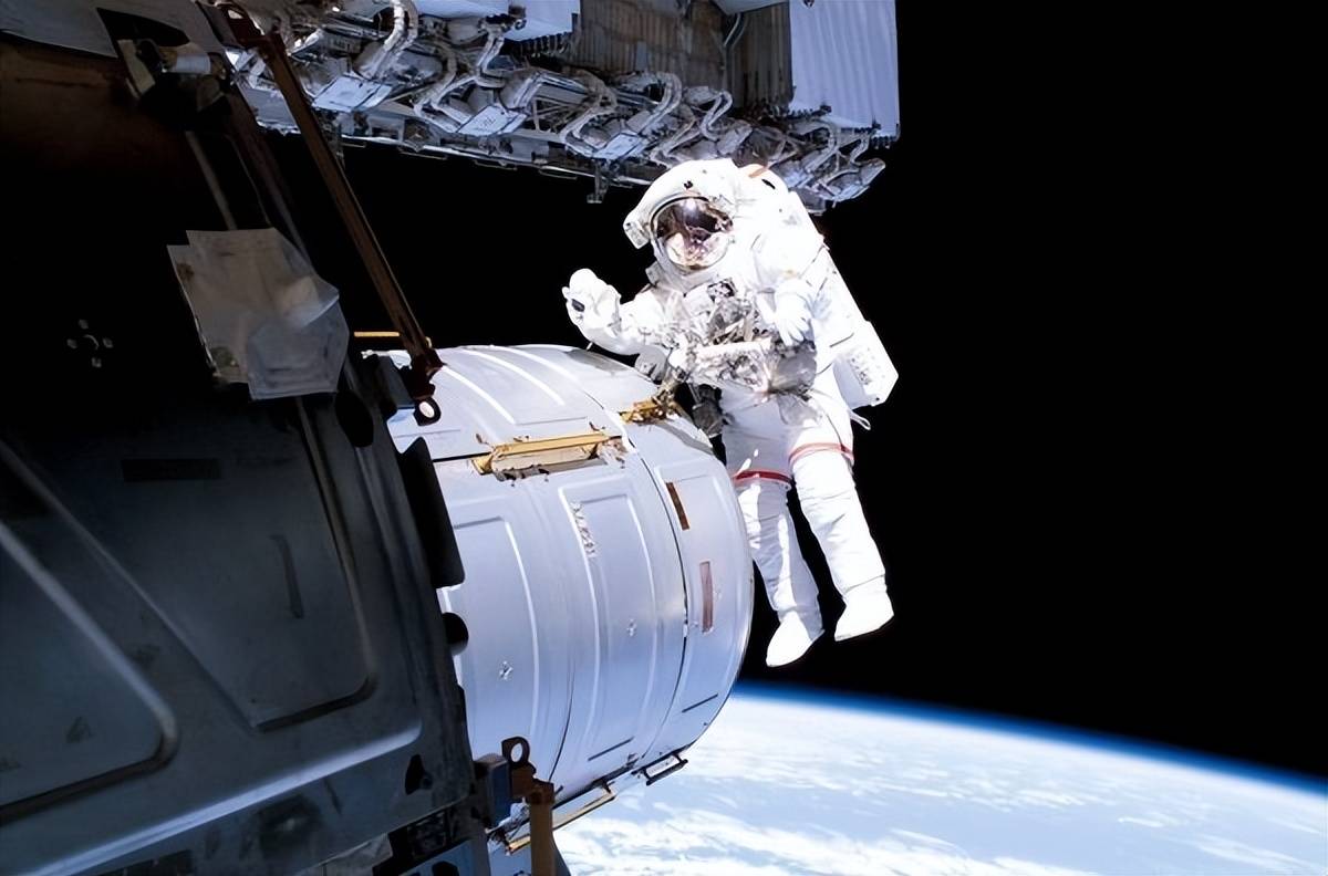 美宇航员搭乘俄飞船返回地球俄航天局俄宇航员将全部返回地球