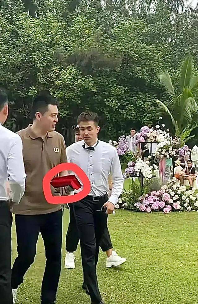 一向是很大气的,可以看到杨鸣和郭艾伦手里的红包也是非常的厚实啊