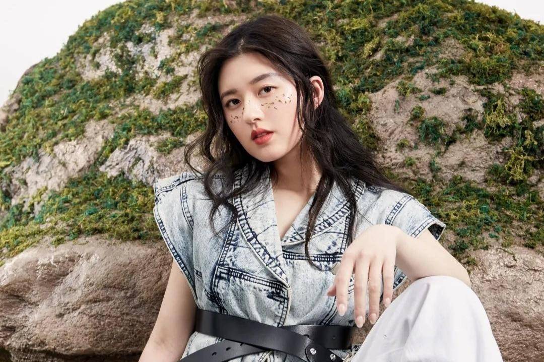 原创2022十大爆红艺人赵露思谭松韵强势出圈刘雨昕是爱豆界的希望