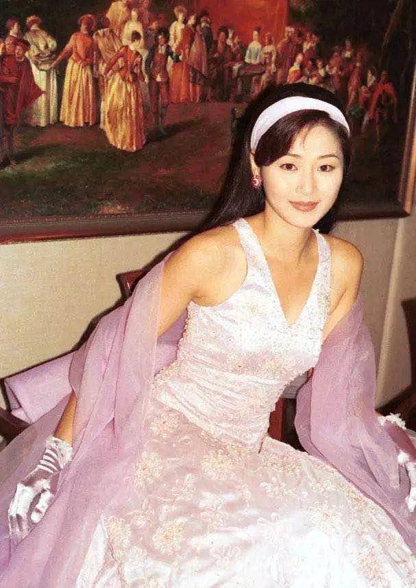 原创香港第一美腿万绮雯曝美照49岁逆龄颜值闪婚被宠20年至今无子