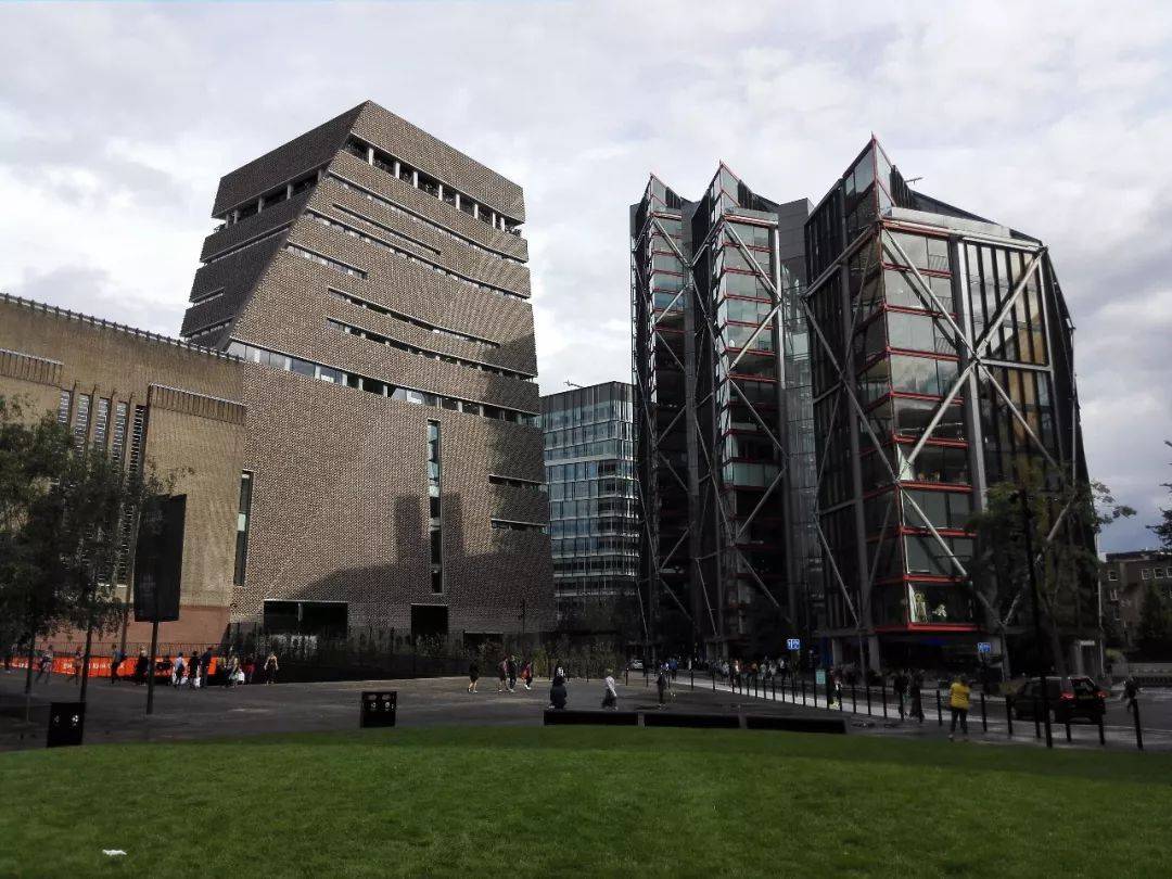 广场(左为泰特现代艺术馆,右为理查德 · 罗杰斯设计的公寓)▲ 肯辛顿