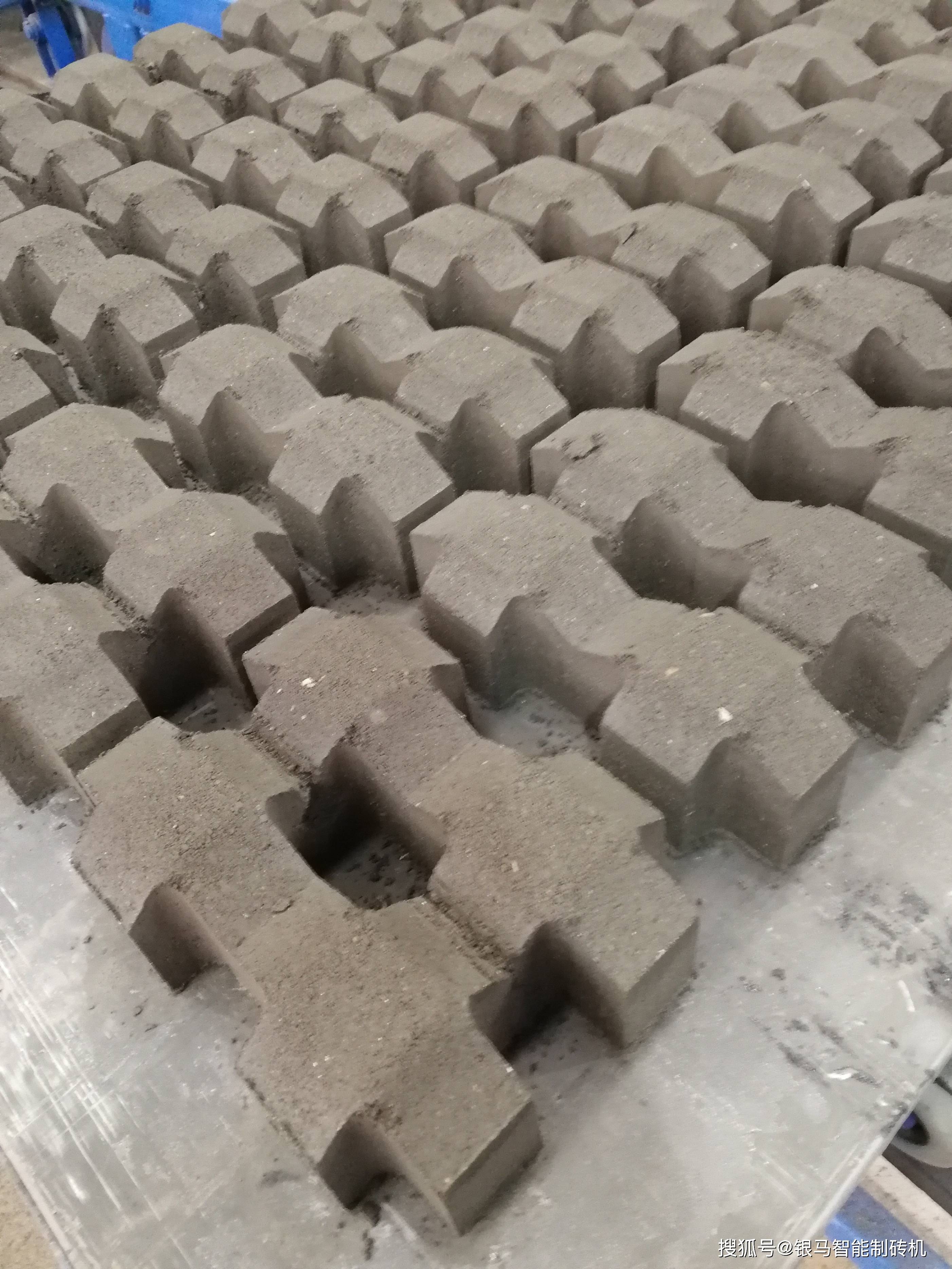 西安银马公司的马路面包砖机生产的面包砖,防滑耐磨,表面粗糙适当