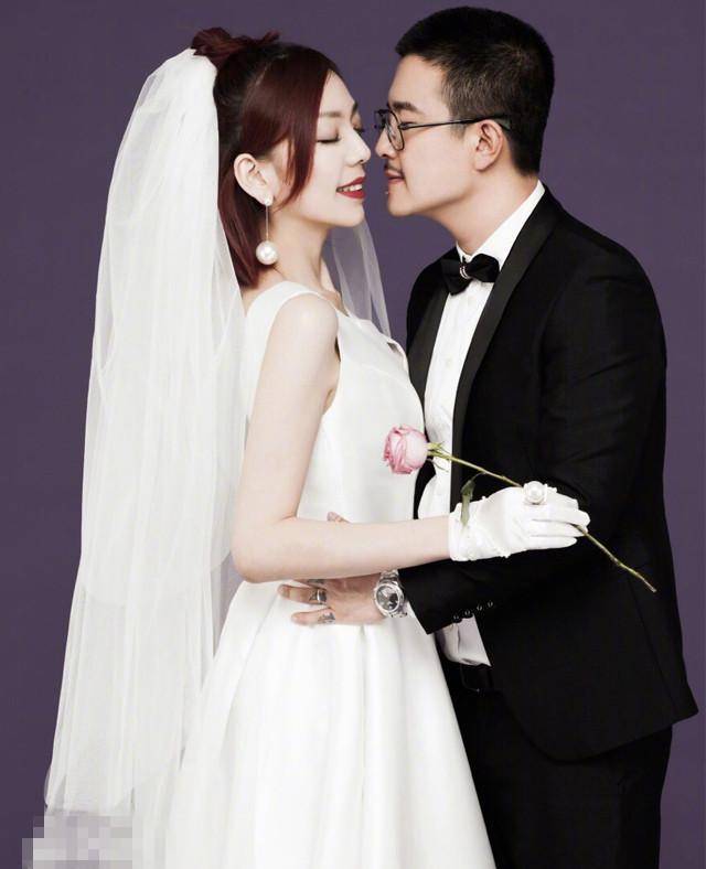 张亚飞的老公陈超是一名剧组的幕后工作人员,与张亚飞在剧组结缘.