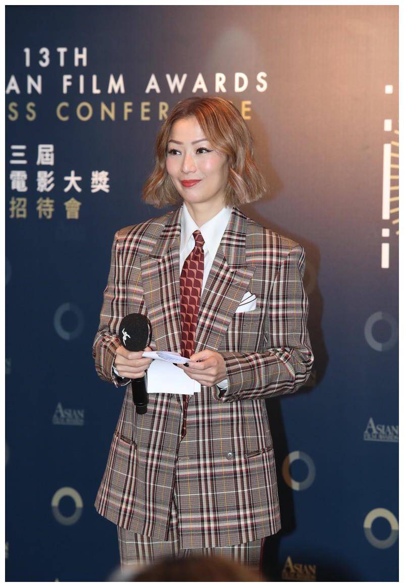 原创郑秀文真会打扮格纹西装知性干练亚麻色头发显白又洋气