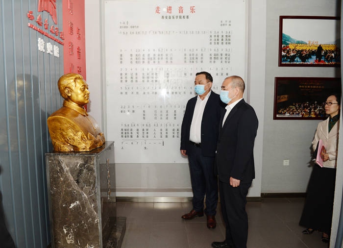 图/庞雅妮讲话图/李宝杰主持仪式并致辞图/侯宁彬,王真共同为 "音乐