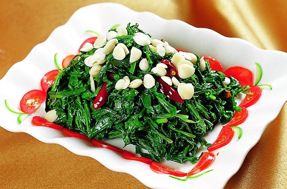 枸杞苗性凉,带有微微的苦味,吃它具有清热除烦,滋阴明目的功效.