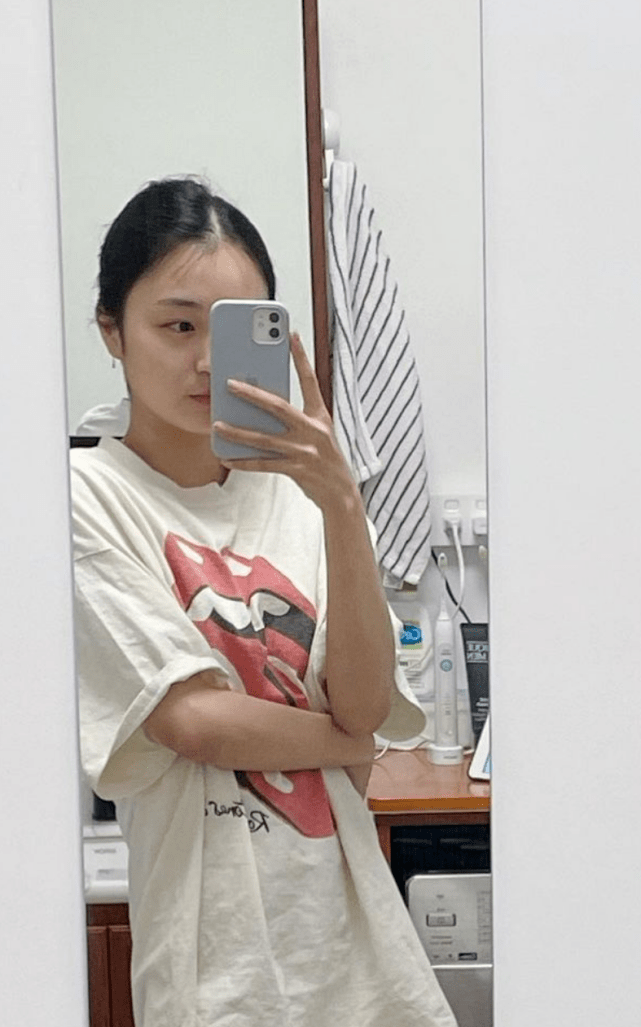 中国花滑女神朱易晒生活照,洗手间电梯里随手自拍_漂亮_网友_女单