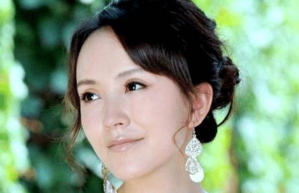 凭借心机女的角色出道,她是相当自信的女星,演技跳不出来瑕疵_作品