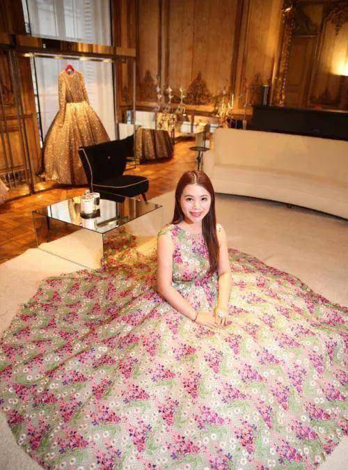 "上亿名媛"余晚晚:一套裙子值一套房,豪宅厕所就有三室一厅_英国_中国