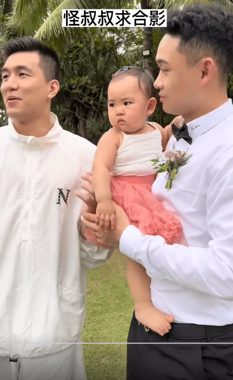 原创被迫营业郭艾伦合影原帅1岁女儿小家伙不爱搭理怪叔叔不肯牵手