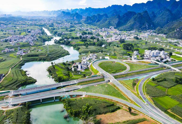 广西这条重量级高速公路呈东西走向横贯桂中地区长约480公里