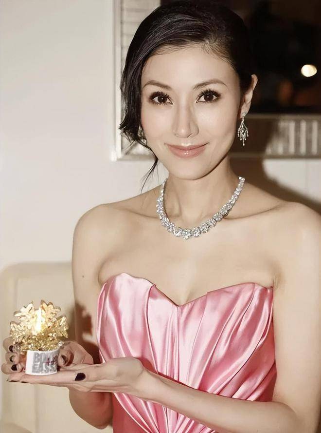 原创豪门媳妇李嘉欣挺懂得保养的看着比同龄人年轻脸蛋紧致没下垂