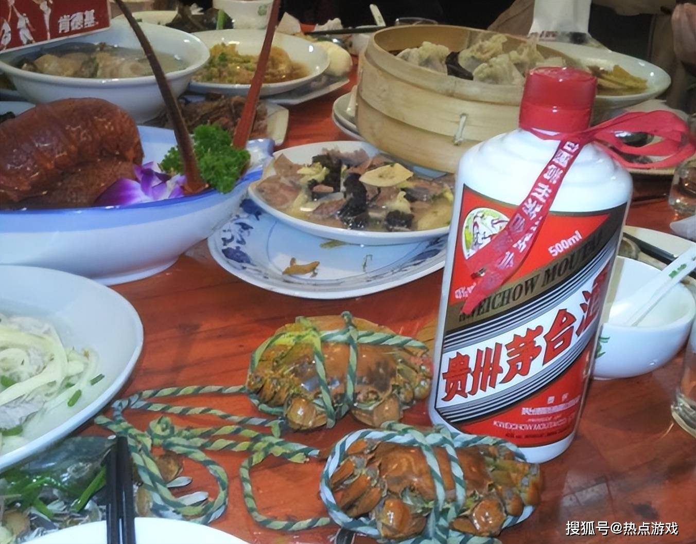 原创广东老板带10瓶茅台请客被服务员调包竟无一人喝出异常