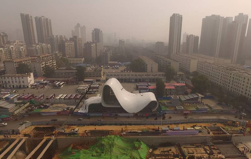 原创郑州一奇葩建筑造型弯弯曲曲很新奇被众人成为薯片楼