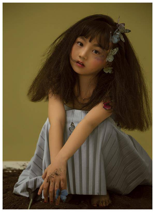 不得不说现在的纪美伊还是很美的. 你们认识她吗?