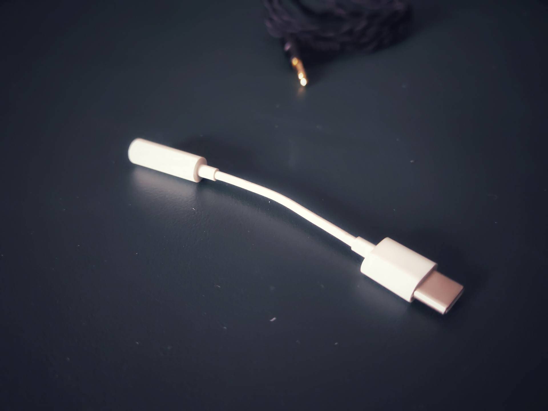 额外花几十块钱,买根type-c转3.5mm耳机接口的数据线就行了.