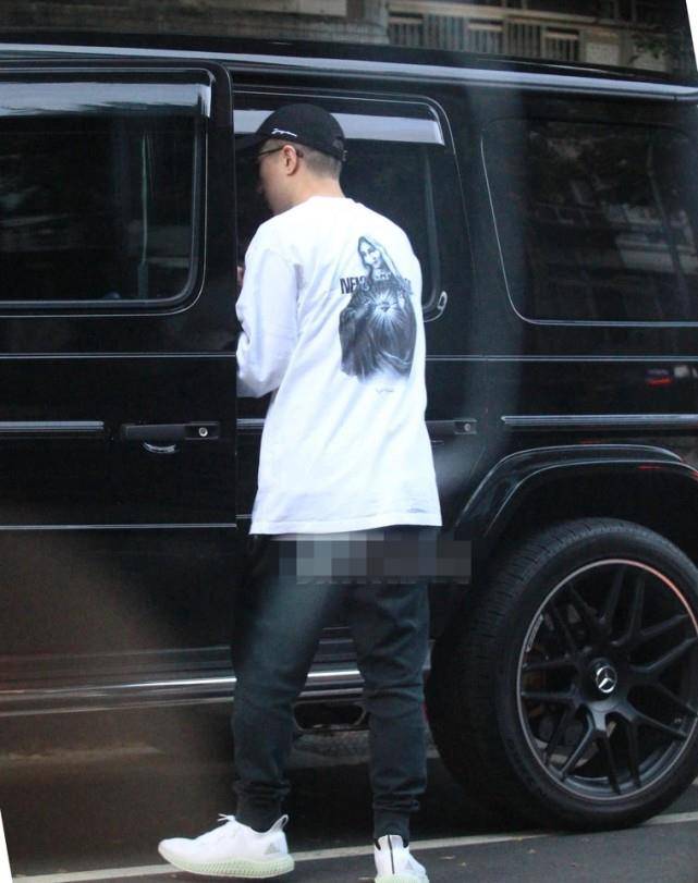 原创成龙儿子房祖名近况曝光抽雪茄开豪车下半年已有全新演艺计划