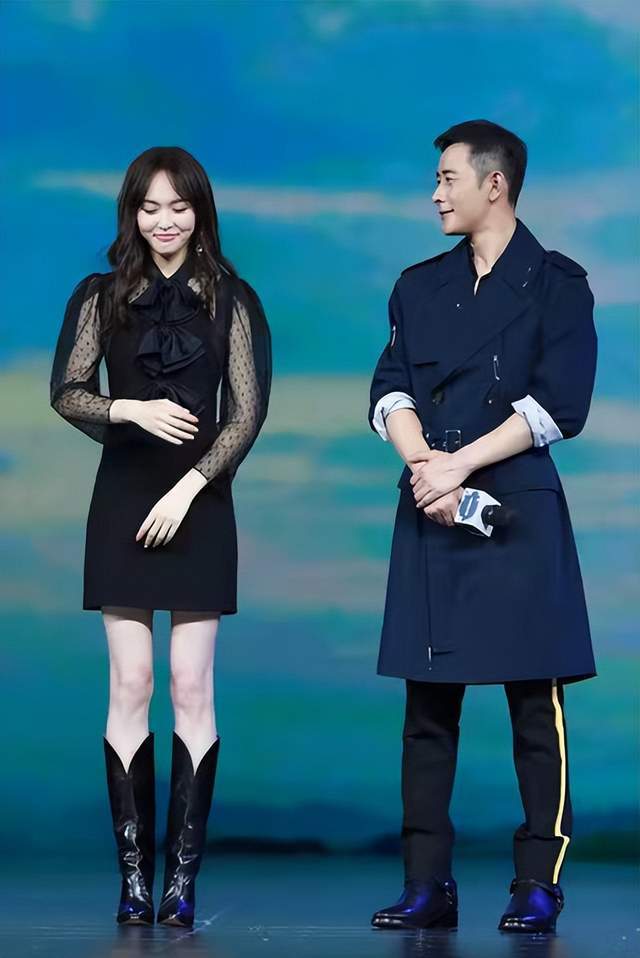 唐嫣罗晋出席活动唐嫣穿礼服美得像公主罗晋裤子不搭有点滑稽