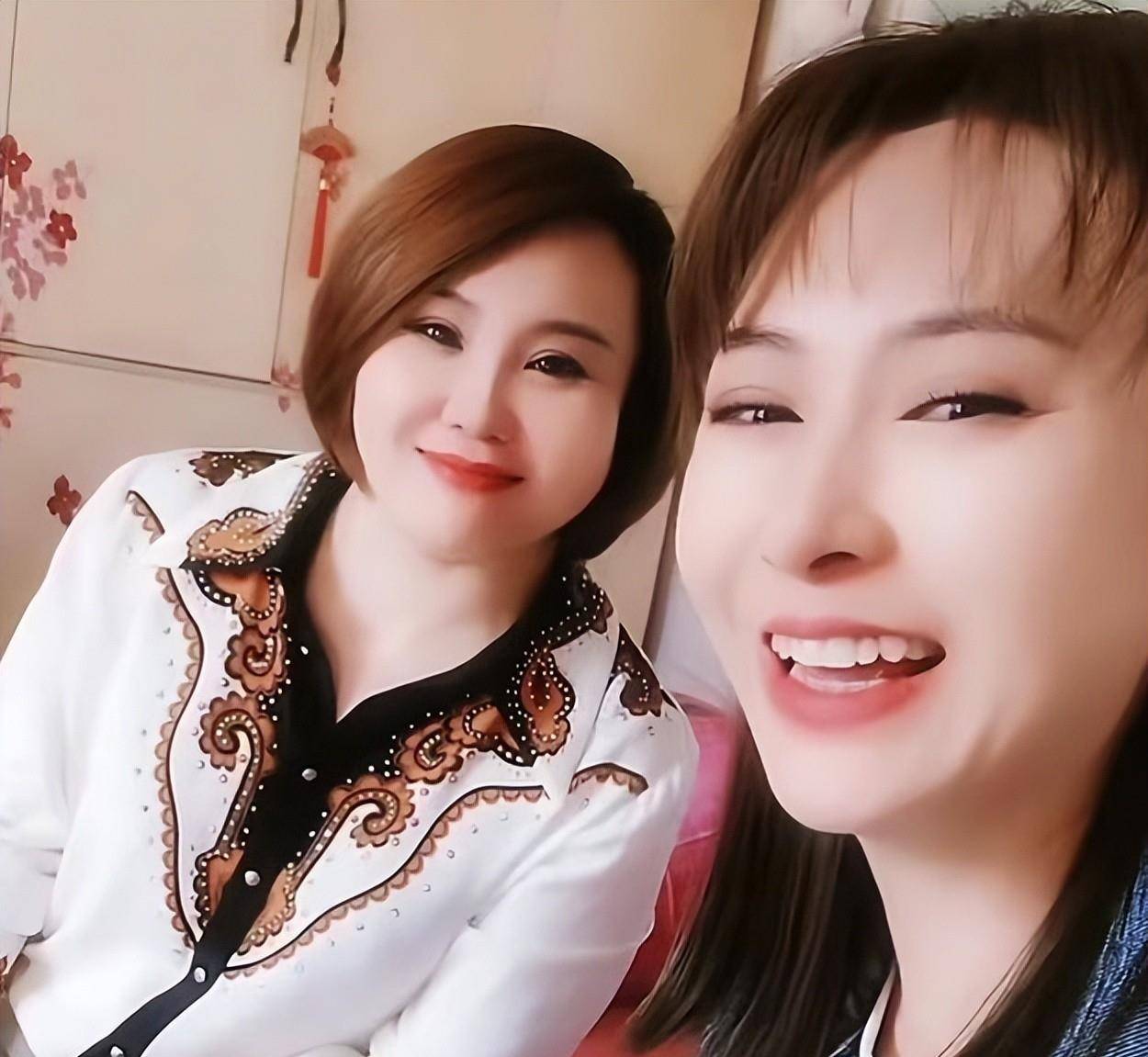 "严冬冬"的扮演者姜洋洋不愧是一位出色的二人转演员,即兴发挥的能力