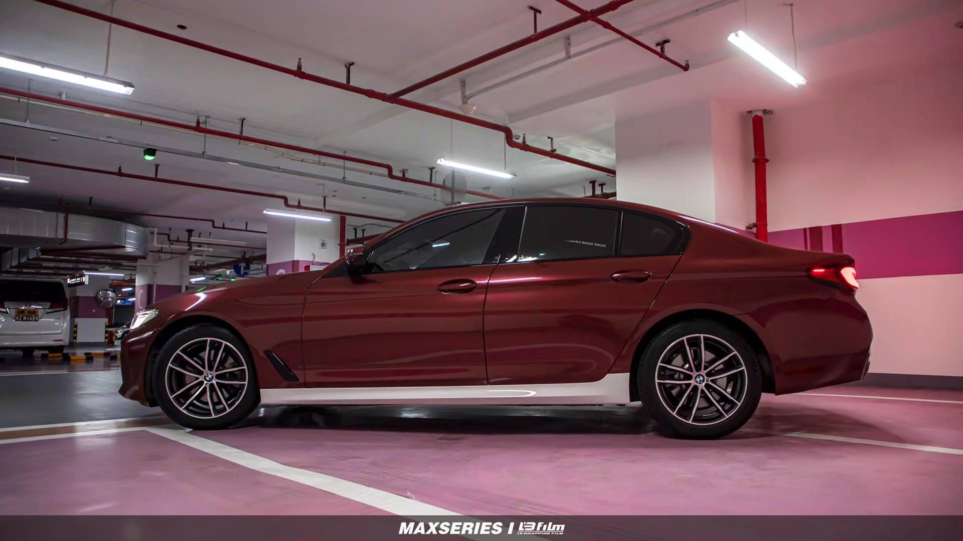 宝马5系lbfilm改色膜原厂漆车厘子红