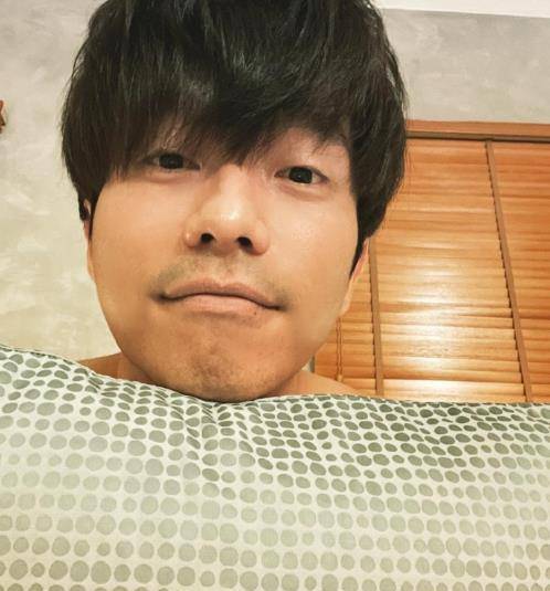 歌手张栋梁近照曝光满脸疲惫身材暴瘦网友把他错认成陈思诚