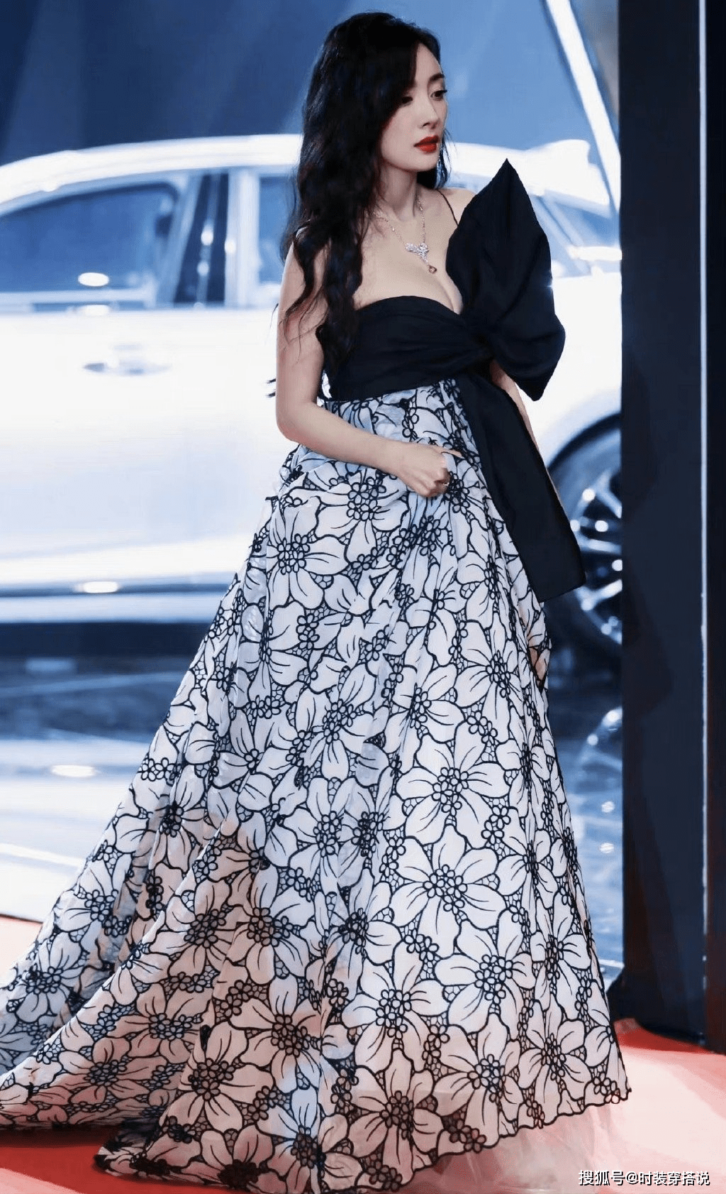 杨幂真大方穿抹胸长裙高调登台硕大的蝴蝶结遮不住傲人事业线