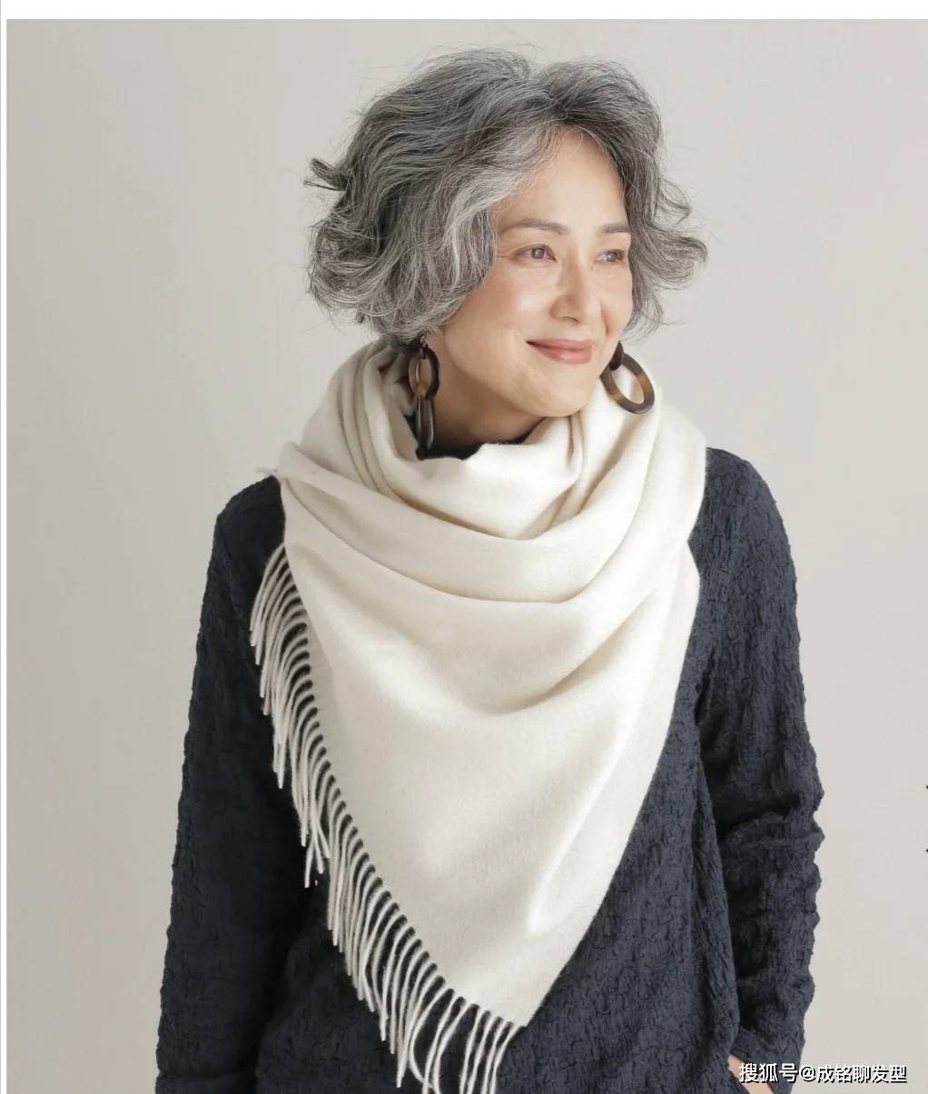 原创女人过了60岁白发很多烫发和直发哪种更好看这些发型了解一下