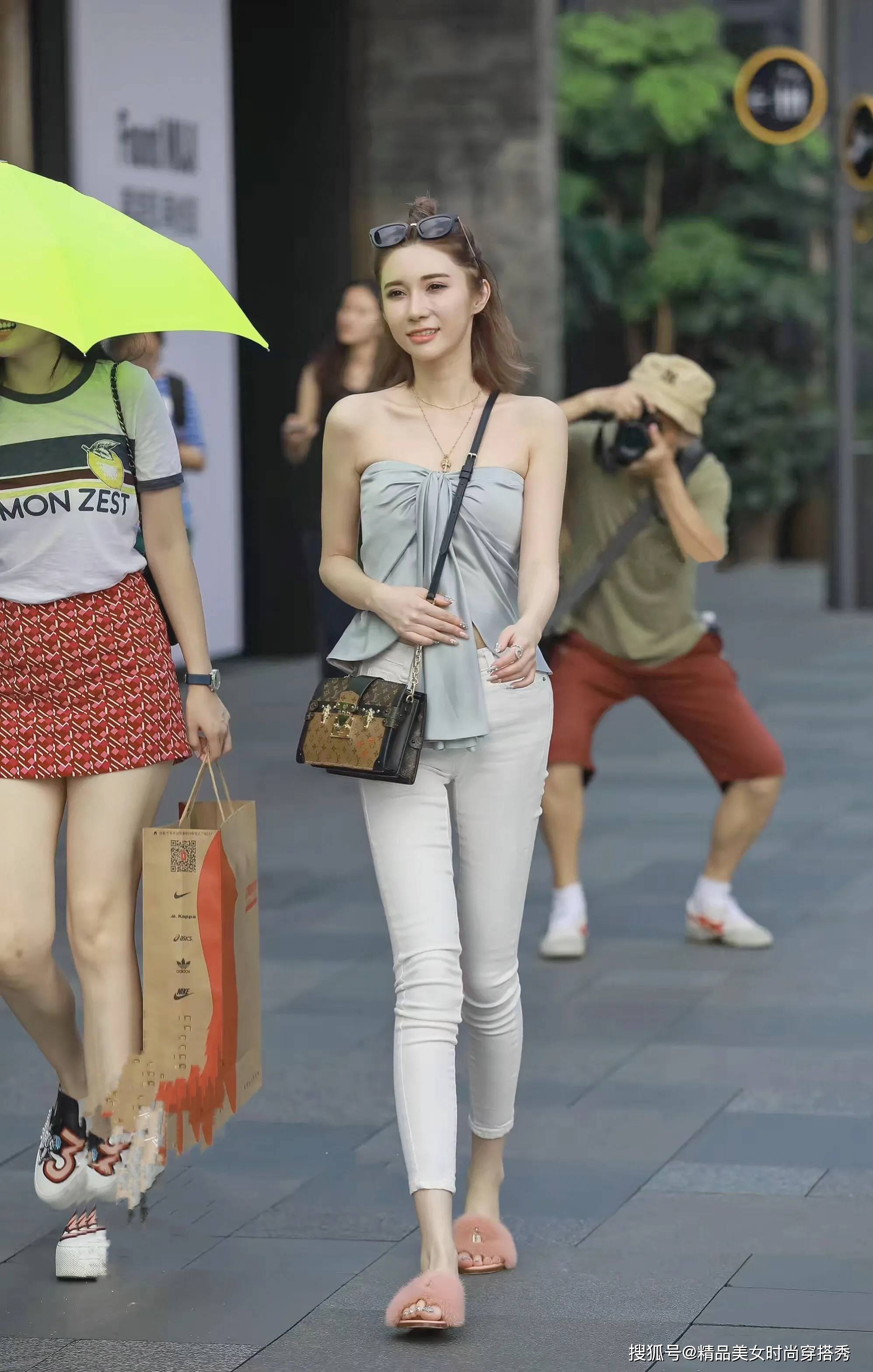 原创街拍白色紧身裤上身搭配一件抹胸的小衫个性时尚又性感吸睛