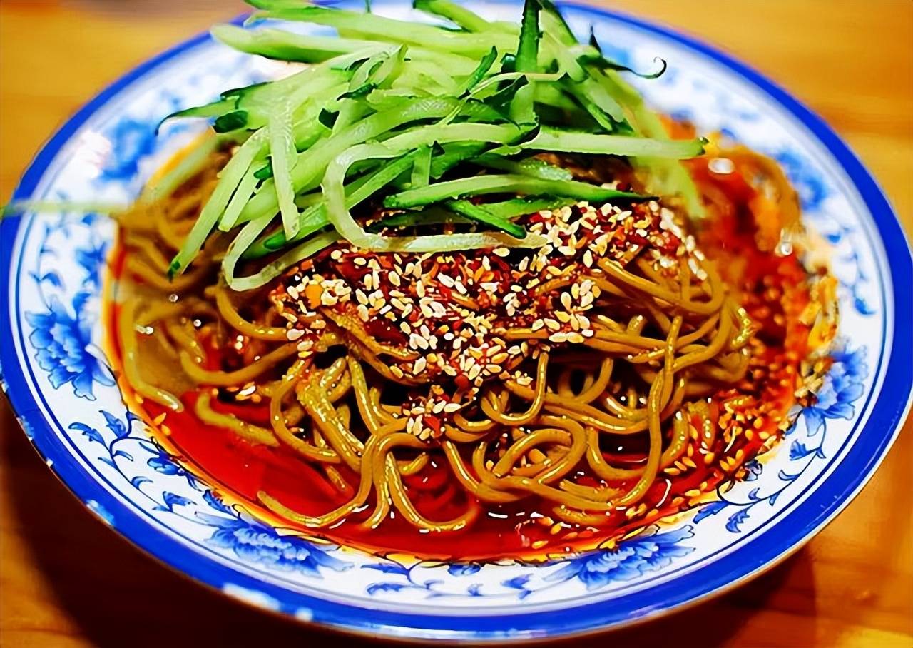是一种古老的面食,一碗不起眼的荞面饸饹需要经过和面,醒面,切团,压面