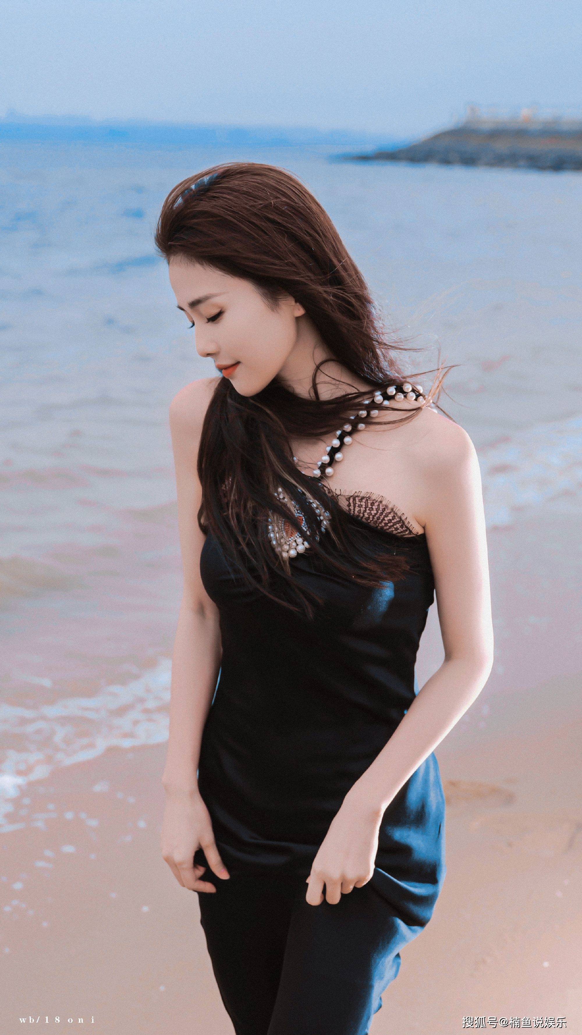 穿连衣裙在海边拍写真,长发飘飘身材线条好养眼_玫瑰花_什么_女明星