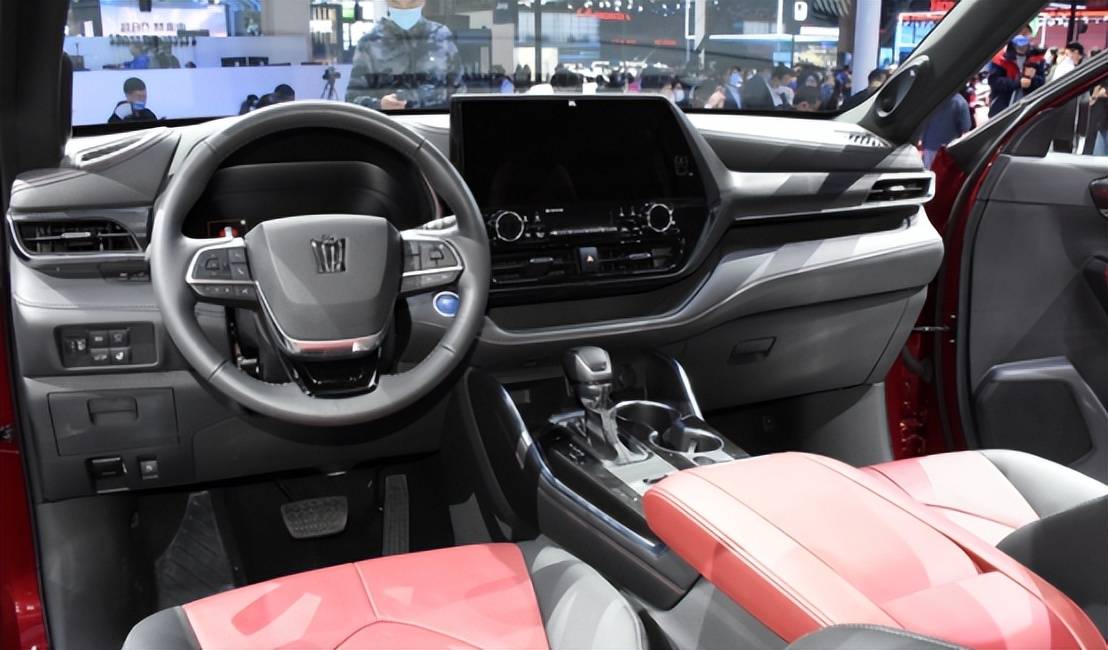 一汽丰田新款suv皇冠路放给消费者带来极好的视觉享受以及驾驶体验