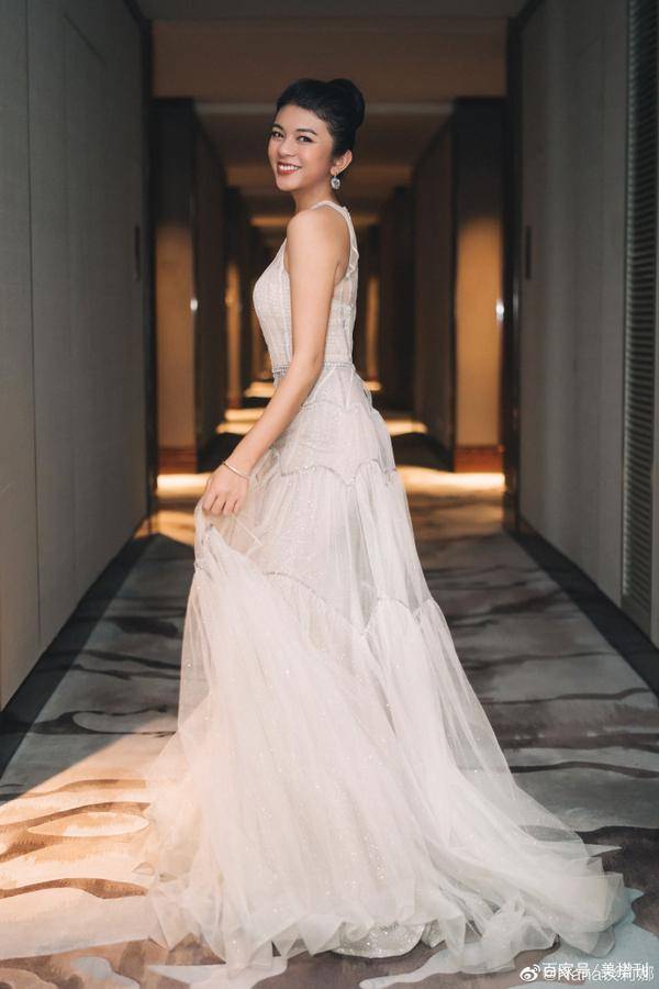 谈莉娜穿肖战高仿引嘲讽,穿长羽绒服现身机场,一路挥手心情好