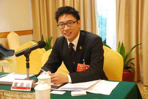 他和霍启山有过一段轰轰烈烈的爱情,两人曾被拍过当街拥吻.