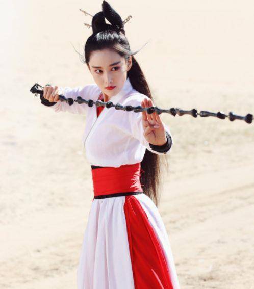 原创张馨予齐刘海长发造型曝光晒美照cos猫咪却被手臂给抢镜了