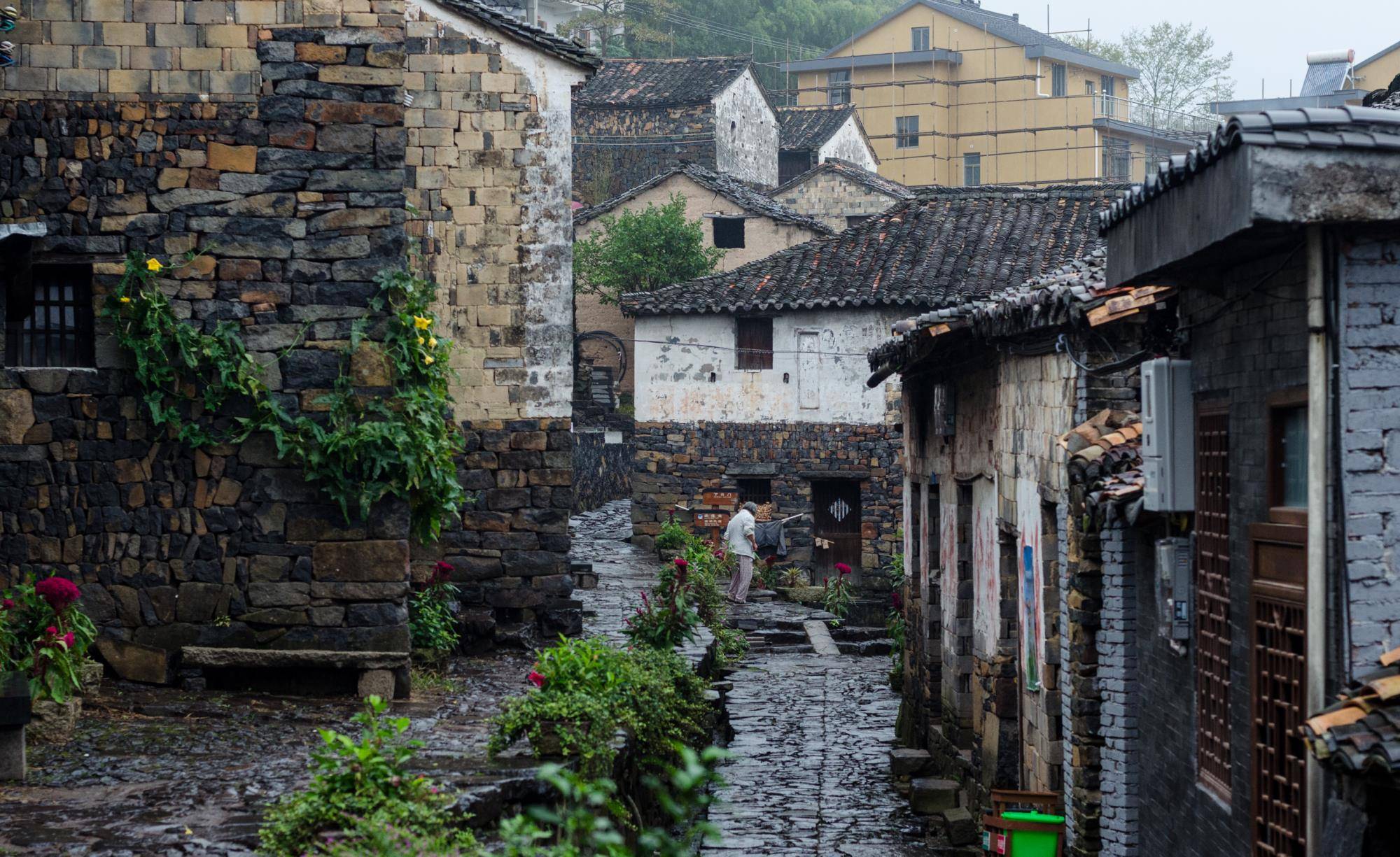 浙江深山藏着一座古村，至今600多年历史，建筑乌黑极具特色