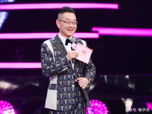 《吐槽大会》,张绍刚越来越拥有自己独特的形象,穿着骚气十足的花西装