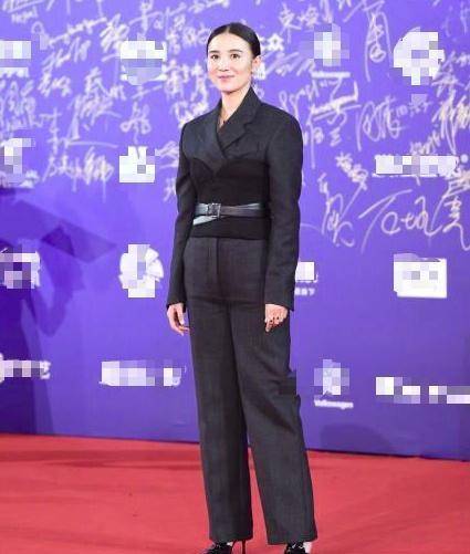 4月19日的北京电影节,小宋佳出席红毯的造型就有些一言难尽,当晚她