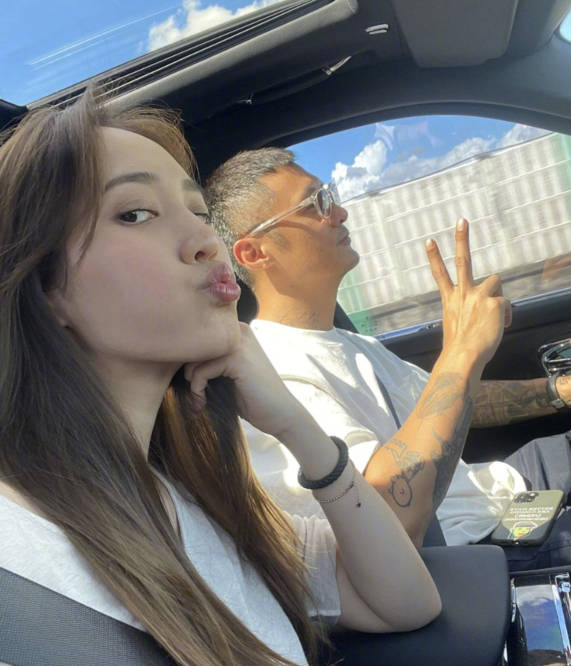 余文乐520表白王棠云,双腿给老婆当枕头,开车不忘配合拍照