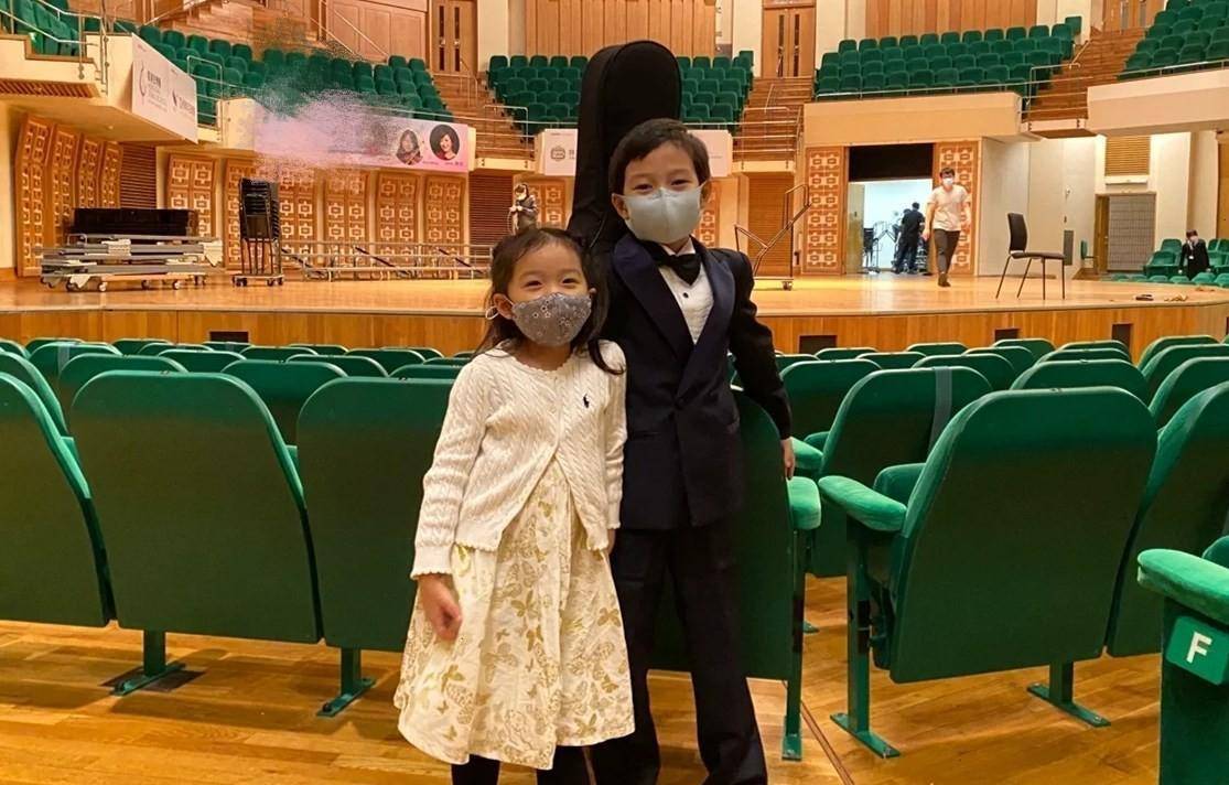 俩女儿眉眼酷似郭晶晶,8岁儿子越来越帅_霍中曦_霍家_霍中妍