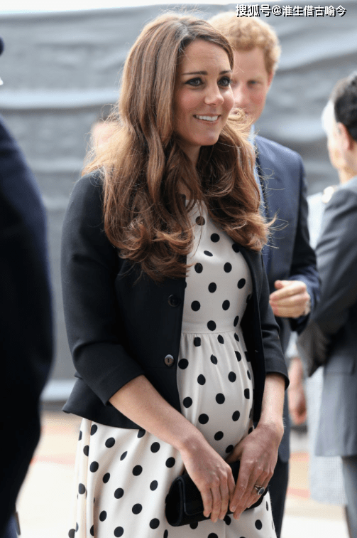 孕肚照曝光:戴安娜穿着舒适,凯特依旧端庄,女王不愿露出肚子_英国王室