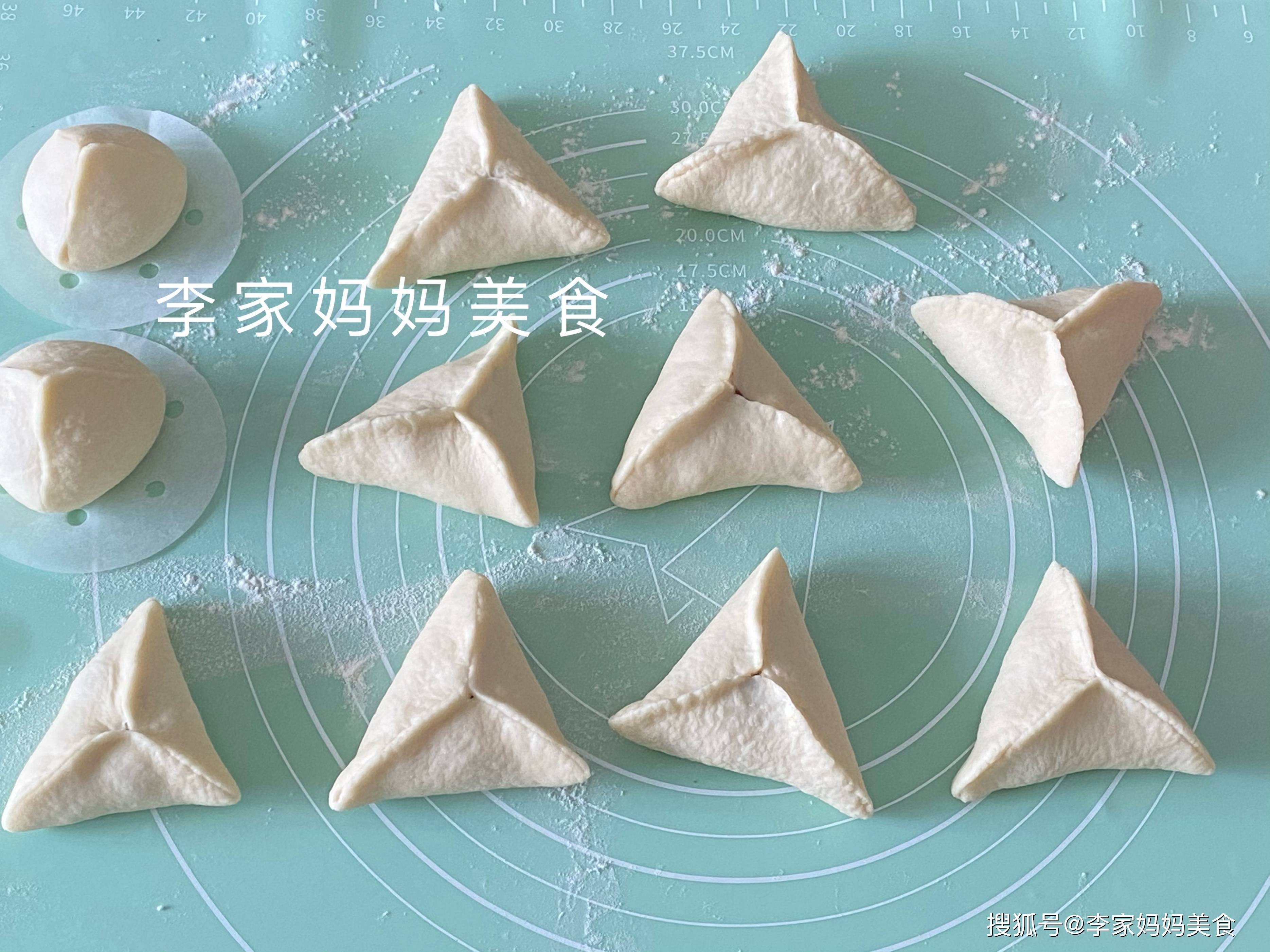 11, 把包好的面团从中心往下压,三角往中间对折,将边缘捏紧,这样叉烧