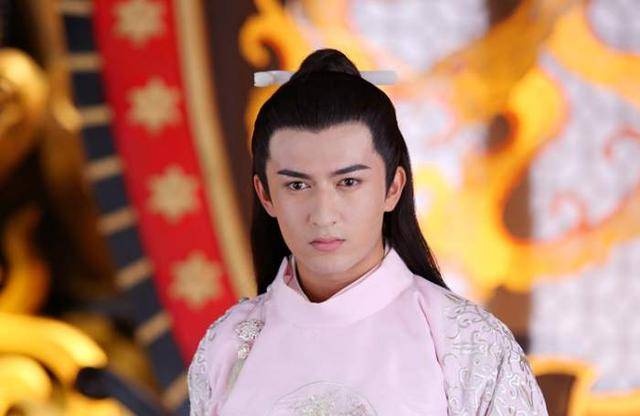 张昌宗剧照枯木逢春,李显重登皇位李显回到洛阳是在698年,到705年正月